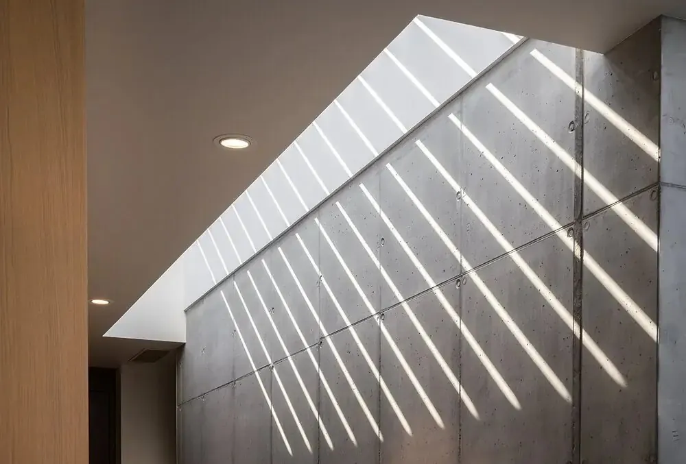 Perete din beton BRuTT cu lumină naturală